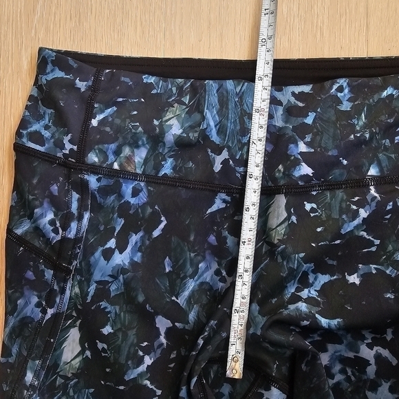 Lululemon Run: Top Speed Crop Leggings Full-On Luxtreme - Size 6 - Floral Blue - Picture 9 of 11